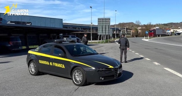 Alla guida senza patente e documenti: pericoloso latitante arrestato dalla Guardia di Finanza