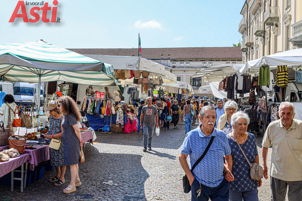 Mercato, da oggi 240 banchi tra piazza del Palio, piazza Libertà e largo Saracco. Questa mattina l'inaugurazione [FOTOGALLERY]