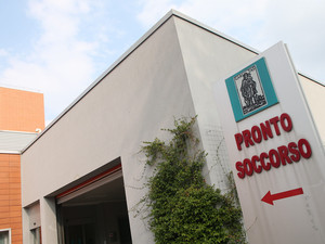 Un'auto e una moto si scontrano in via Sanvito Silvestro: 24enne finisce in pronto soccorso