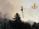 Torna a bruciare il bosco a Montegrino Valtravaglia: vigili del fuoco, volontari ed elicottero di nuovo in azione