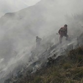Incendio a Valdieri, riattivato un fronte di fuoco di 350 metri. In azione un Canadair da Genova e si valuta l’invio di un terzo velivolo