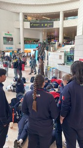 Bloccati da oltre 30 ore all'aeroporto di Lisbona: cheerleader di Cuneo e Alba &quot;ostaggi&quot; del blackout iberico