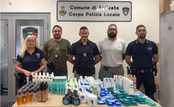 Rubano cosmetici per quasi 3000 euro, li ferma la polizia locale di Arcisate
