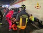 Auto tampona mini van fermo in avaria in galleria sulla 336: tre feriti, uno è grave. Motociclista in codice rosso a Luino