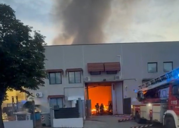 Paura a Nichelino, capannone industriale devastato dalle fiamme