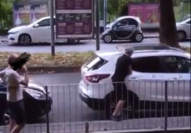 Spaccano il finestrino di un taxi di sera, messi in fuga da un residente