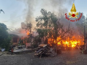 FOTO. Capanno in fiamme sulla Provinciale 1 tra Buguggiate e Capolago FOTO. Capanno in fiamme sulla Provinciale 1 tra Buguggiate e Capolago
