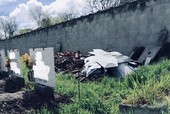 Porte: “Le coperture delle bare estumulate sono abbandonate contro il muro del cimitero”