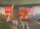 Camion in fiamme lungo l’A21, vigili del fuoco mobilitati tra Villanova e Asti Camion in fiamme lungo l’A21, vigili del fuoco mobilitati tra Villanova e Asti