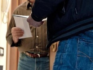 Si finge elettricista, raggira coppia di novantenni e li deruba dei gioielli e delle fedi