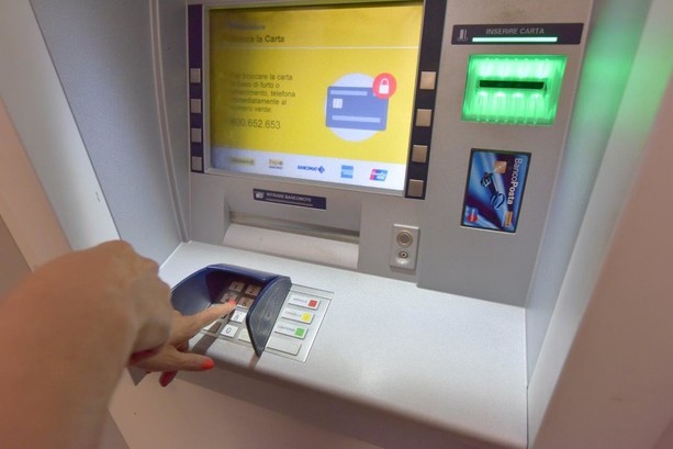 Banconote false nel bancomat delle Poste di Pagno: ex direttore rinviato a giudizio