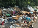Marciapiede invaso dai rifiuti ed erbacce, degrado nell'area ex Mazda Palace. Circoscrizione 5: "Ripulire l'area" [FOTO]