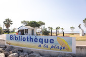 Mentone, inaugurata la Biblioteca in spiaggia al Fossan. Letture gratuite fino al 29 agosto (Foto)