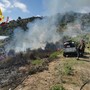Sanremo, vegetazione in fiamme: vigili del fuoco ed elicottero di Eli-Liguria in azione (Foto e video)