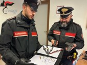 Insegue un’auto sospetta in corso Casale e trova pistola e gioielli: arrestato 26enne