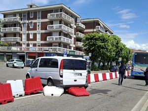 Furgone senza conducente finisce contro un bus, spavento e disagi a Varese
