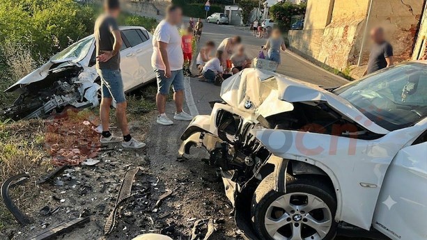 Cinque feriti nello scontro tra due autovetture a Sommariva Perno Cinque feriti nello scontro tra due autovetture a Sommariva Perno