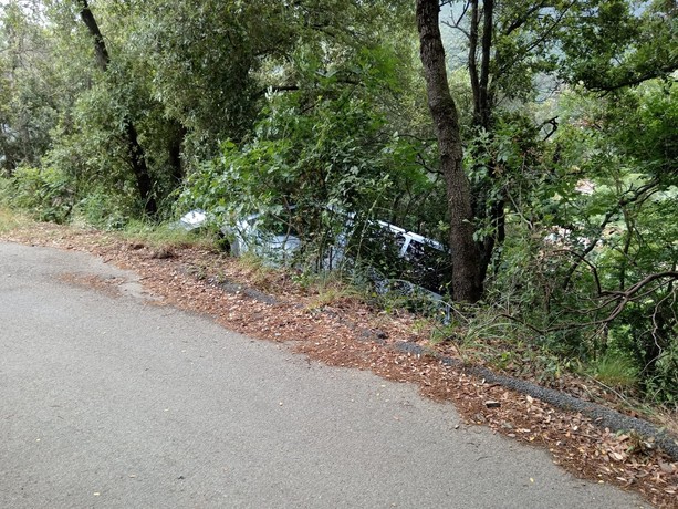 Paura nell'entroterra di Albisola. Auto sbaglia la retromarcia e finisce in un dirupo, illesi gli occupanti (FOTO)