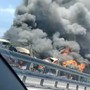 Schianto terribile tra due camion sulla Torino-Piacenza. Prende fuoco una bisarca, morto il conducente