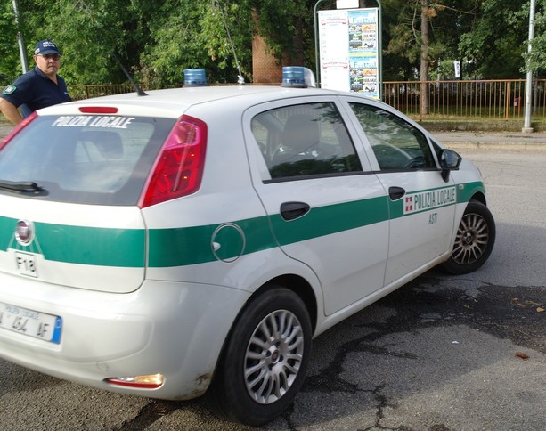 Asti, pedone investito da due ragazze in moto in piazza Primo Maggio Asti, pedone investito da due ragazze in moto in piazza Primo Maggio