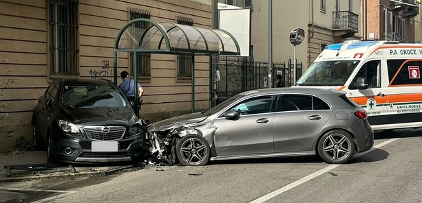 Asti, via Pietro Micca chiusa al traffico per incidente Asti, via Pietro Micca chiusa al traffico per incidente