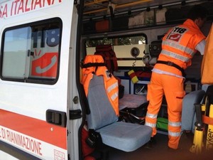 Pullman esce di strada a Mondovì: un ferito, forse un malore alla guida