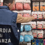 Coriandoli, stelle filanti e prodotti di Carnevale non a norma: duemila articoli sequestrati dalla Guardia di Finanza Coriandoli, stelle filanti e prodotti di Carnevale non a norma: duemila articoli sequestrati dalla Guardia di Finanza