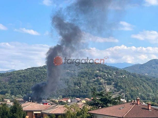Densa colonna di fumo in centro a Villanova: intervengono i Vigili del Fuoco Densa colonna di fumo in centro a Villanova: intervengono i Vigili del Fuoco