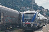 Vallecrosia, lanciano sassi al treno in corsa rompendo i finestrini: passeggeri costretti a scendere a Bordighera