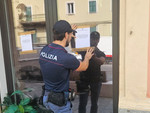 Savona, chiuso per 15 giorni un barber shop: sospesa la licenza per minacce, aggressioni e ubriachezza