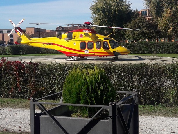 Due donne investite sulle strisce ad Alba: una è grave, trasportata in ospedale con l'elisoccorso