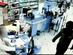 Sette colpi in due mesi: arrestato il rapinatore che era diventato il terrore delle farmacie