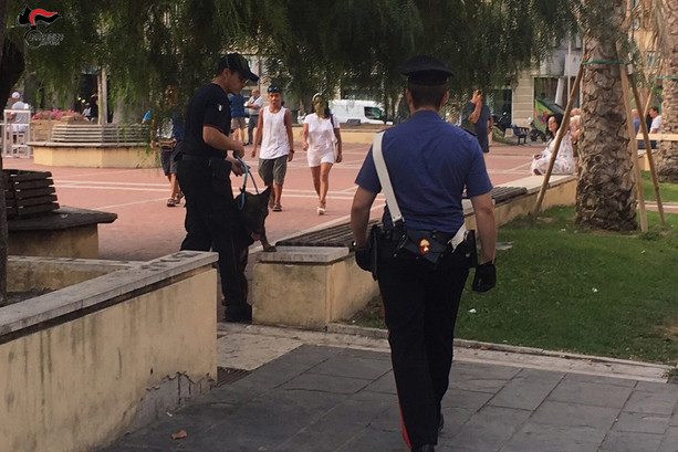 Albenga, lite e accoltellamento di Ferragosto in piazza del Popolo: arrestato un 26enne, l'avversario fuggito sul bus