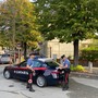 Se ne va a bordo dell’auto da restaurare, titolare dell’officina si butta nell’abitacolo e lo ferisce nel tentativo di fermarlo