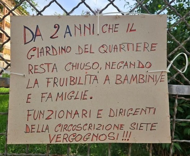 Protesta delle famiglie davanti ai giardini chiusi: “Vergognoso lasciarli così da due anni”