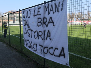 “Giù le mani dal Bra, la storia non si tocca”: la Gioventù Giallorossa contraria alla fusione, scritte allo stadio e alla partita dell’Albese