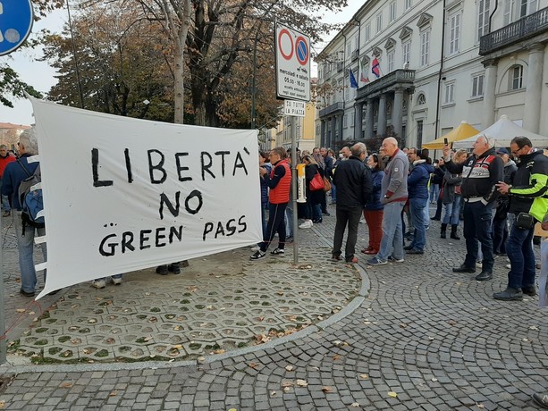 Pinerolo: “Libertà, libertà”, il grido di chi protesta contro il green pass [FOTO]