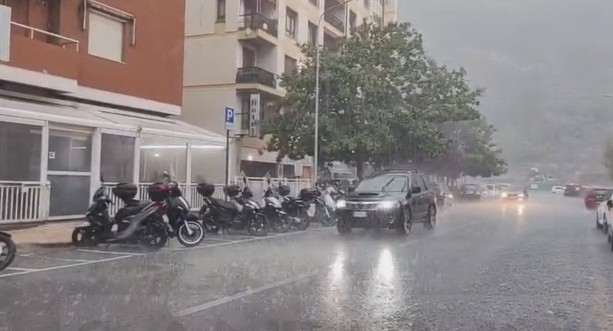 Maltempo, Arpal rivede l'allerta: sul Ponente arancione fino alle 2 di domani, poi gialla fino alle 6 Maltempo, Arpal rivede l'allerta: sul Ponente arancione fino alle 2 di domani, poi gialla fino alle 6