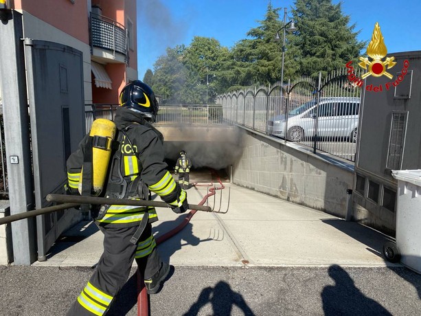 FOTO. Box auto in fiamme a Tradate: una donna trasportata in ospedale FOTO. Box auto in fiamme a Tradate: una donna trasportata in ospedale