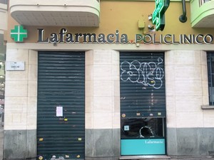 "Chiuso per rapina": ladri prendono di mira la farmacia di Barriera di Milano "Chiuso per rapina": ladri prendono di mira la farmacia di Barriera di Milano