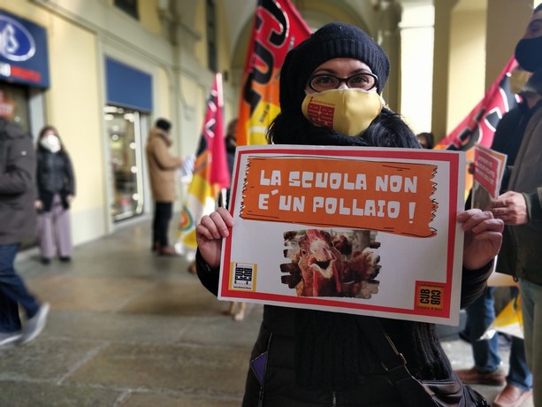 Scuola, protestano docenti e alunni: “Stop alle classi pollaio, servono nuove assunzioni” (FOTO e VIDEO)