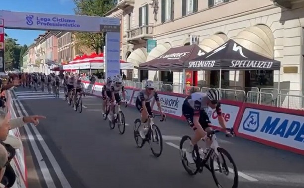 IN DIRETTA. La Tre Valli minuto per minuto: il marziano Pogacar è tra noi (foto e video)