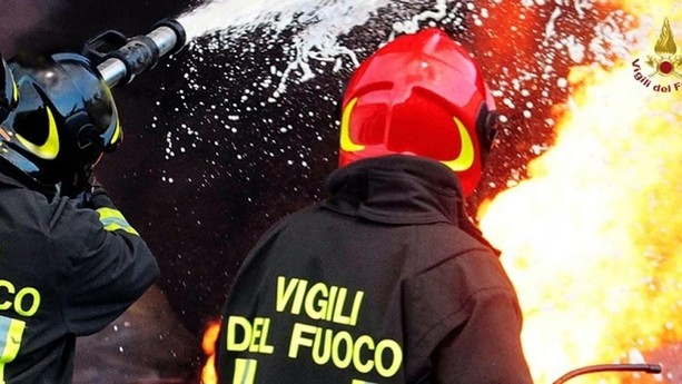 Asti, notte di fuoco in via Guerra: incendiate tre auto nel parcheggio di una concessionaria auto