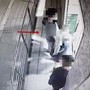Adescano un 23enne su un sito di incontri, lo attirano in casa e poi lo rapinano: una coppia finisce in manette