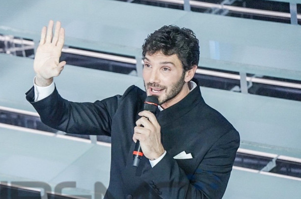 Sanremo 2027, il primo atto del nuovo corso di Stefano De Martino: ecco il regolamento del Festival Sanremo 2027, il primo atto del nuovo corso di Stefano De Martino: ecco il regolamento del Festival