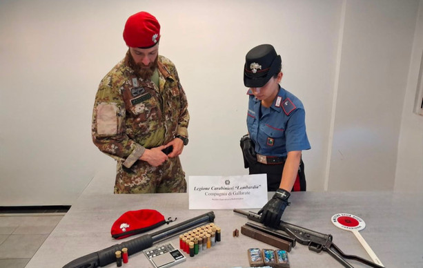 Spacciatori in assetto da guerra nei boschi di Vergiate: sequestrati un mitragliatore, un fucile a pompa, un coltello e droga. Arrestato uno straniero