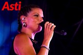 Alessandra Amoroso abbraccia Astimusica e fa cantare tutta piazza Alfieri [Galleria fotografica]
