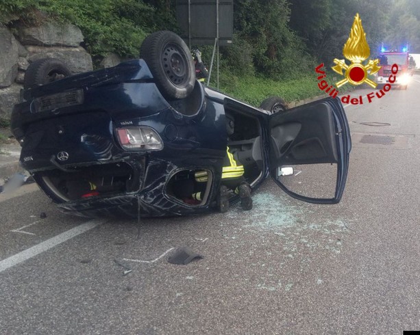 Varese, auto si ribalta in via Peschiera: ferito un ragazzo di 19 anni
