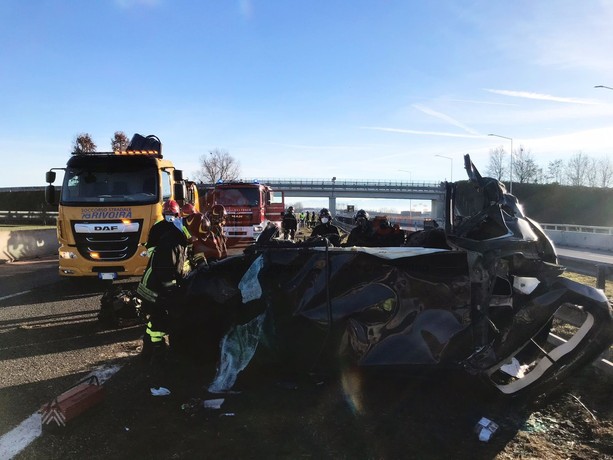 Auto colpisce il guardrail ed esce di strada sulla Torino-Savona, donna in codice giallo Auto colpisce il guardrail ed esce di strada sulla Torino-Savona, donna in codice giallo