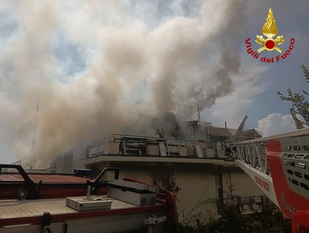 Borgoratti, appartamento in fiamme in via Sapeto. Strada chiusa per l’intervento dei vigili del fuoco Borgoratti, appartamento in fiamme in via Sapeto. Strada chiusa per l’intervento dei vigili del fuoco
